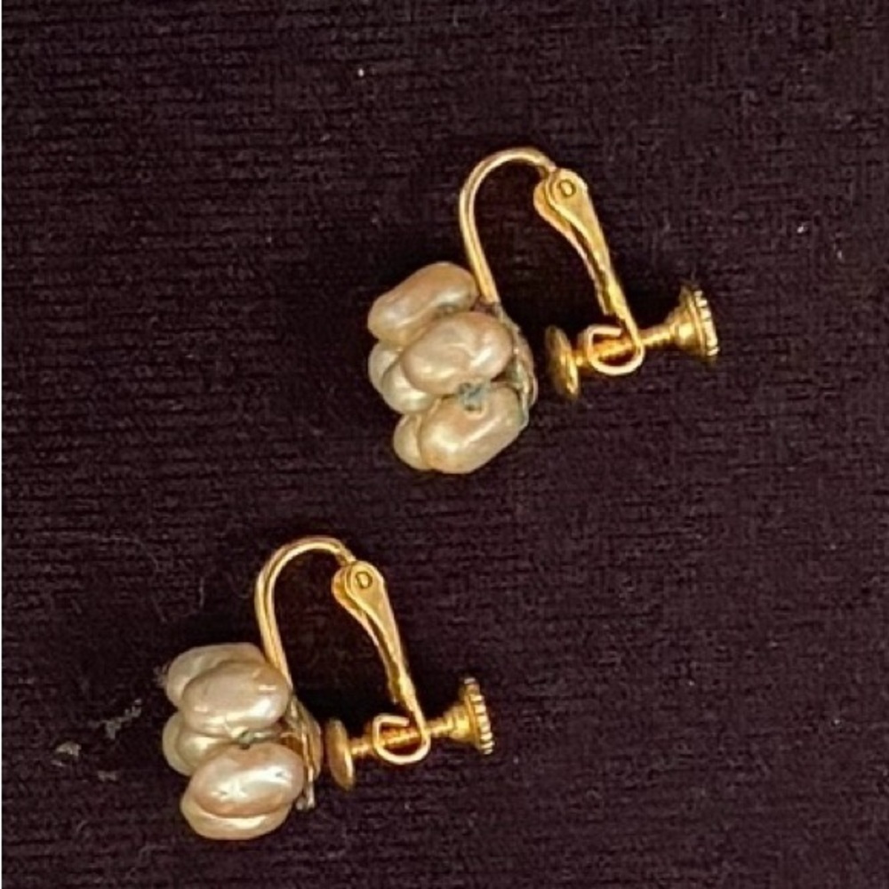 Vintage 80’s Les Bernard marked 5 cultured pearl floral design clip on earrings
